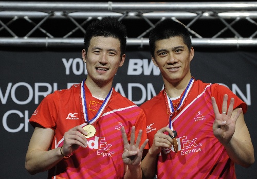 容易偏右 容易偏右